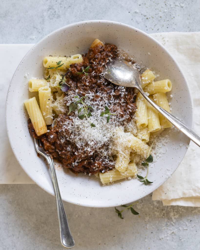 beluga bolognese med pulled aubergine og svampe