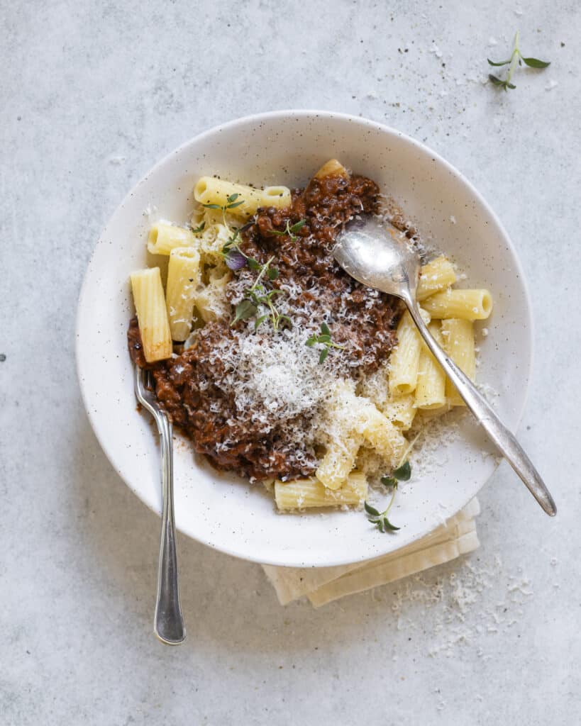 beluga bolognese med pulled aubergine