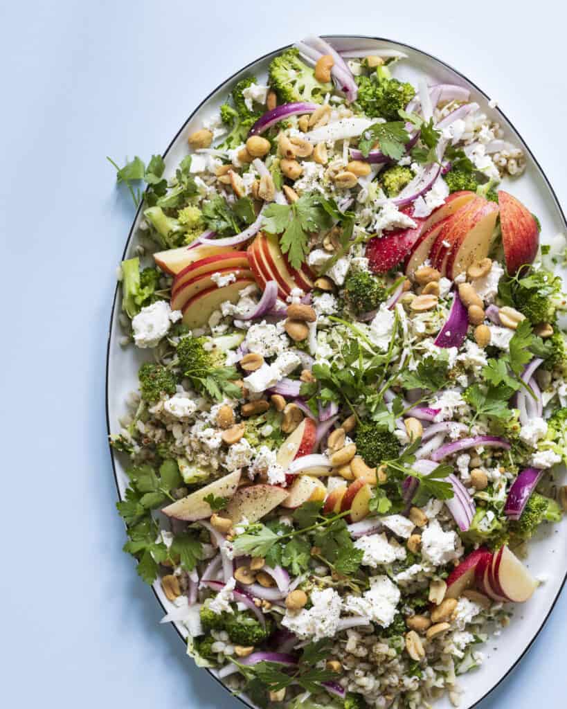 perlebygsalat med feta og broccoli