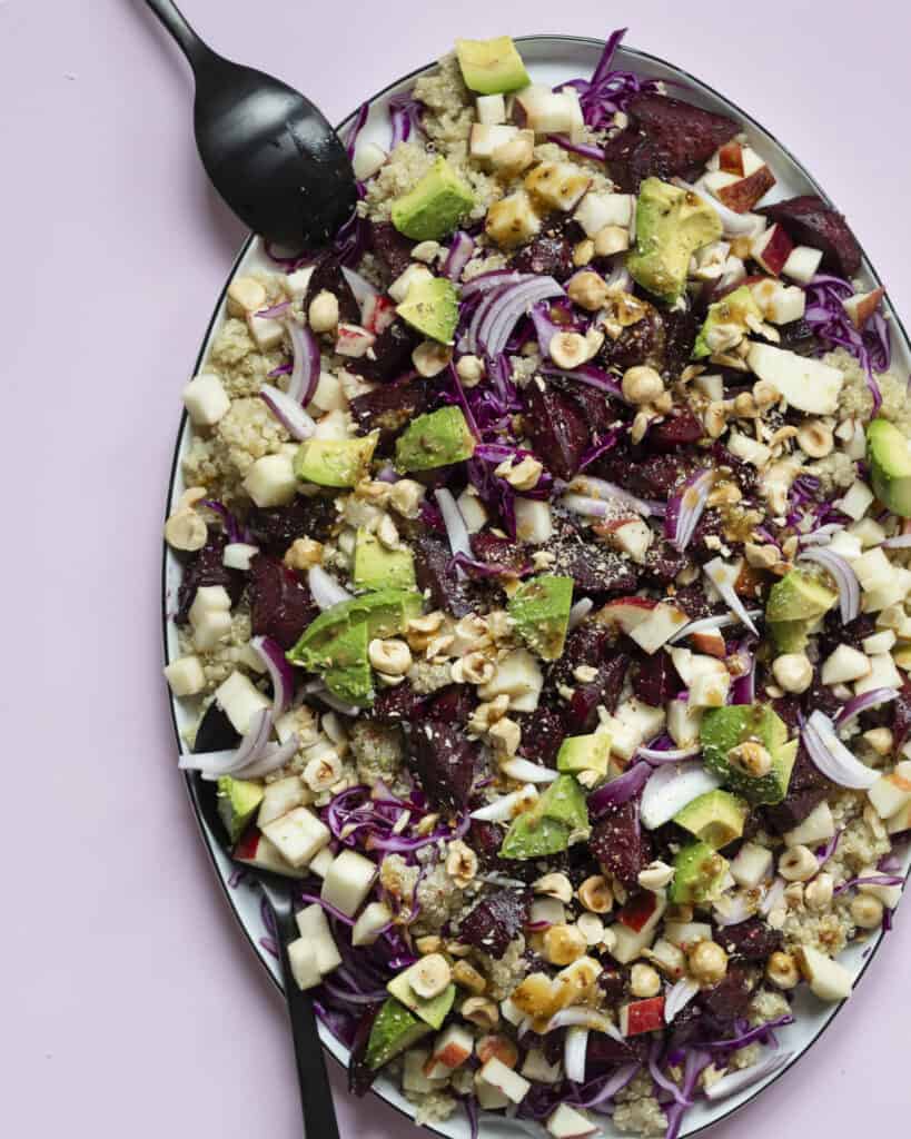 quinoasalat med spidskål og avocado