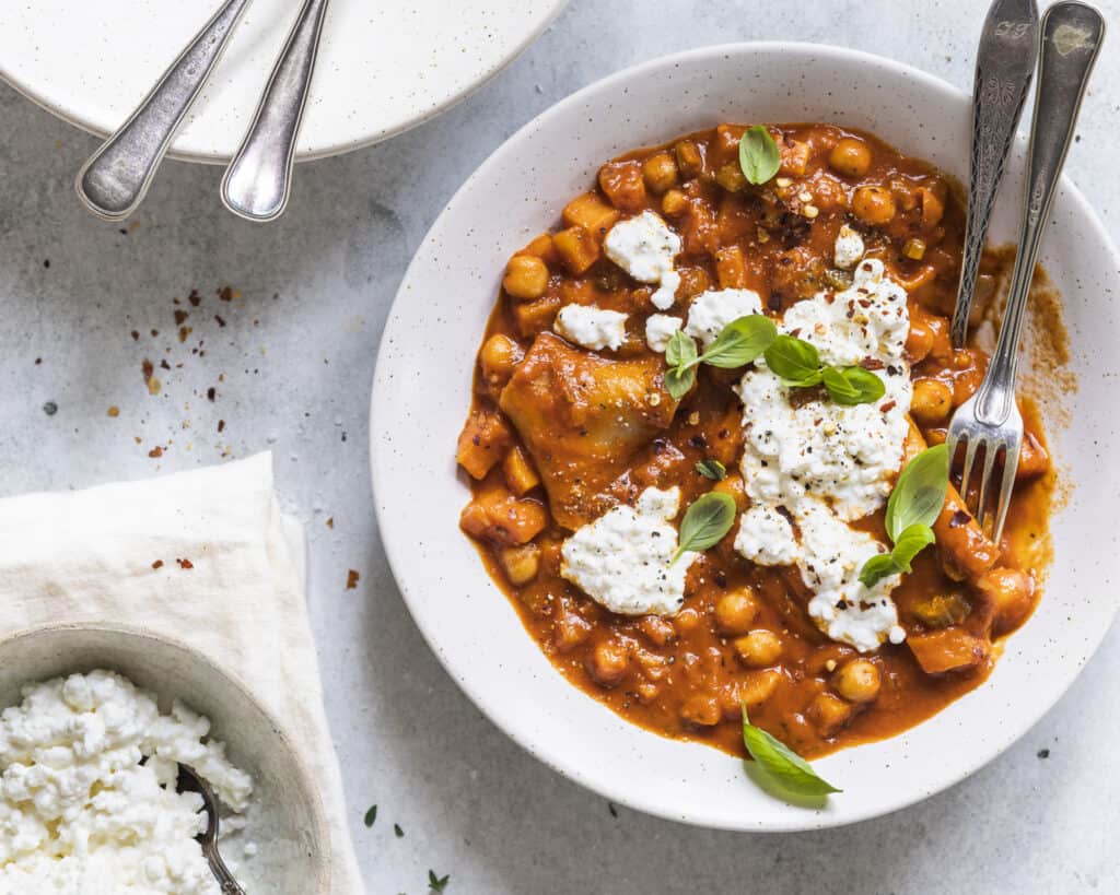 vegansk lasagnesuppe med tofu ricotta