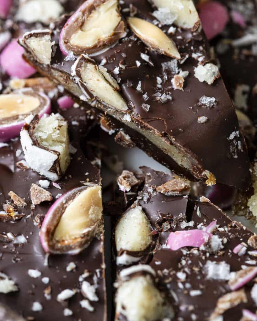 dadelkonfekt med marcipan og chokolade