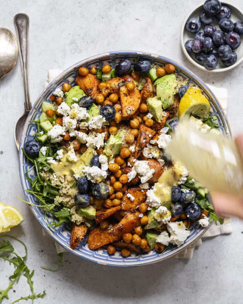 mættende salat med sød kartoffel og feta