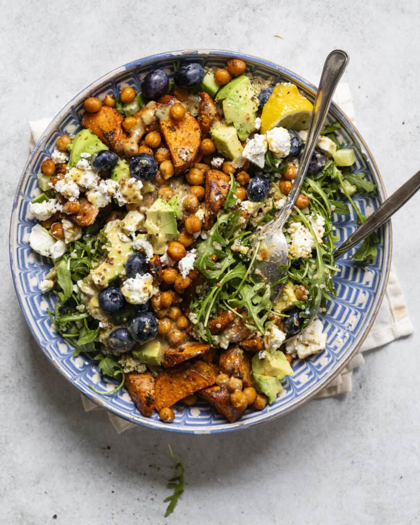 salat med sød kartoffel, feta og ristede kikærter