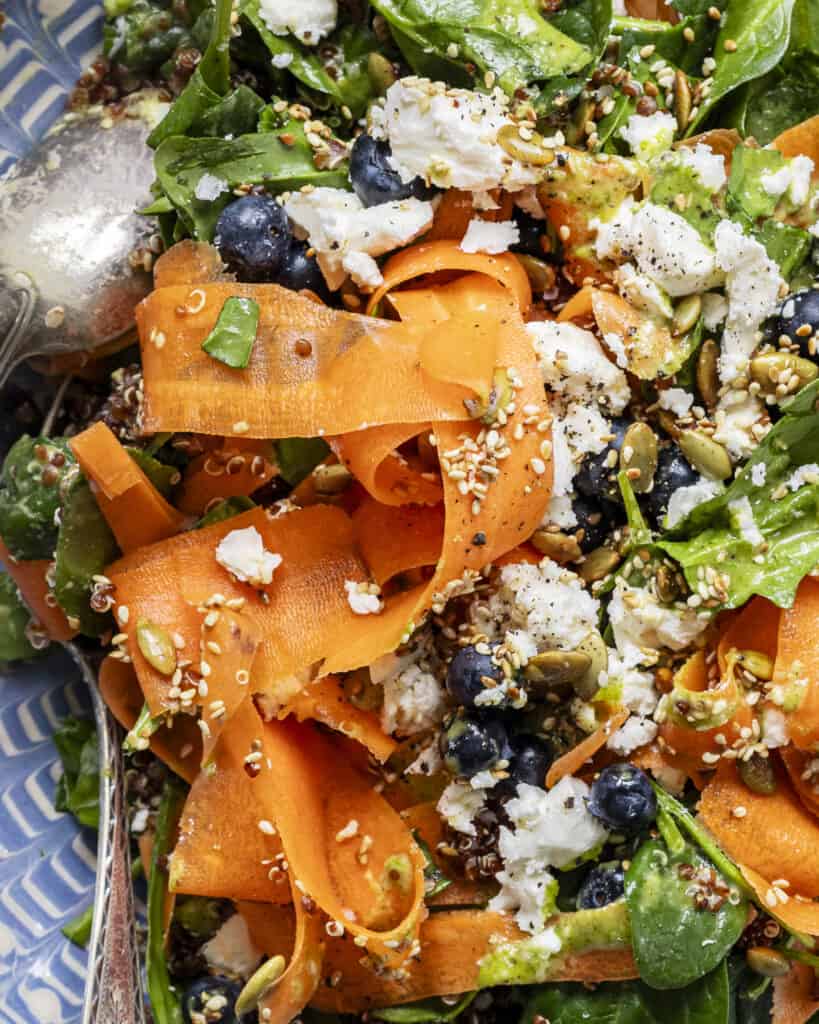 gulerodssalat med feta og spinat