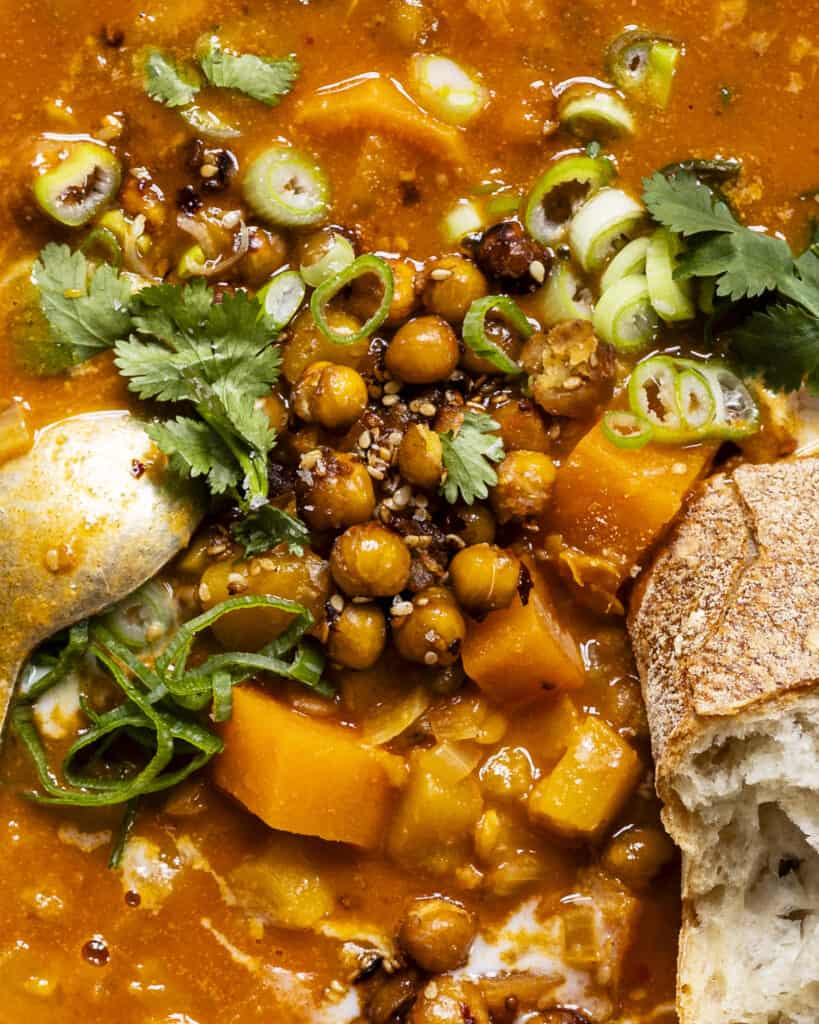 karrysuppe med fersken close up