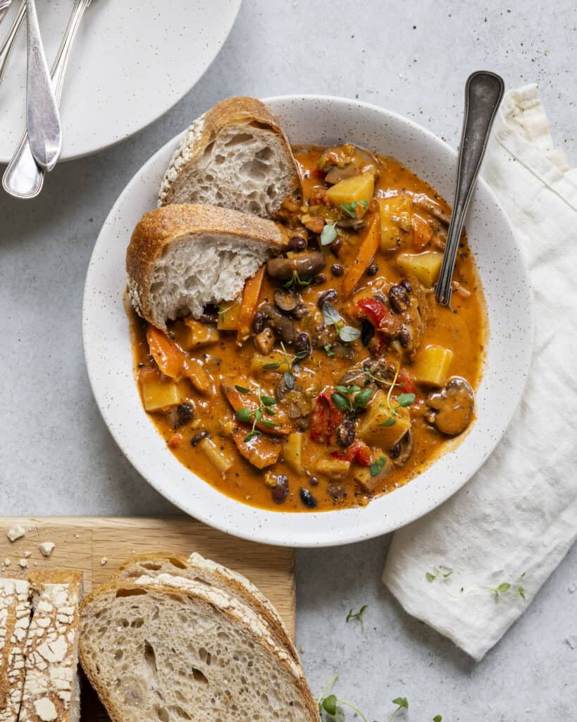 vegetarisk gullash med grøntsager