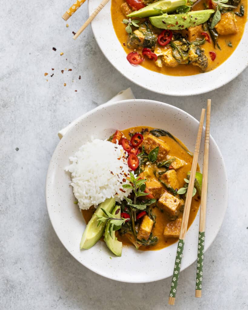 vegetarisk rød karry med grøntsager
