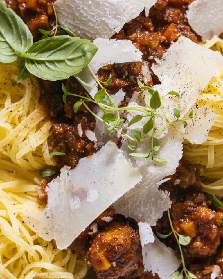 vegetar bolognese med bagt tofu
