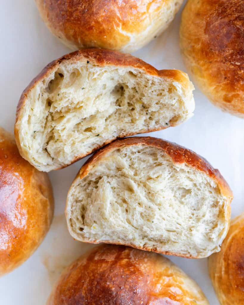 bløde briocheboller med citron og timian