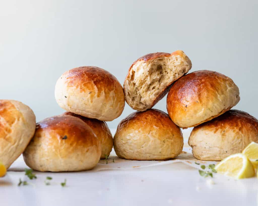 lækre briocheboller med citron og timian