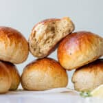 opskrift briocheboller med citron og timian