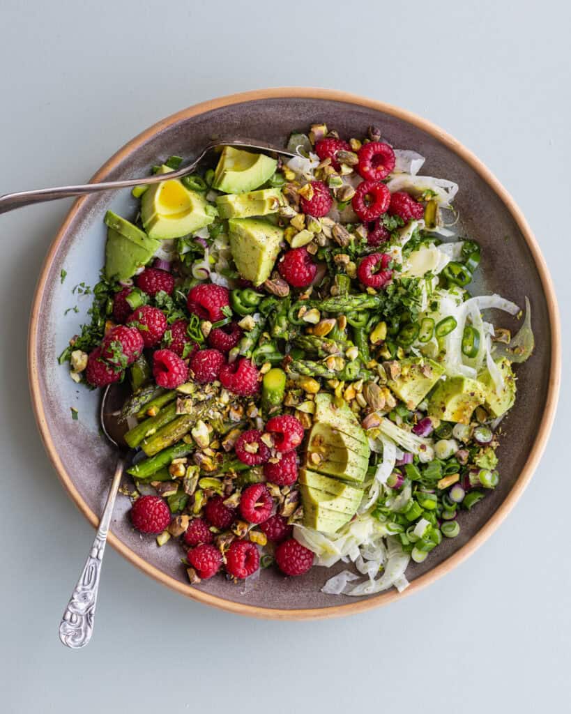 salat med asparges og passionsfrugtdressing