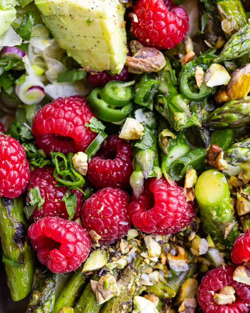 salat med asparges og hindbær