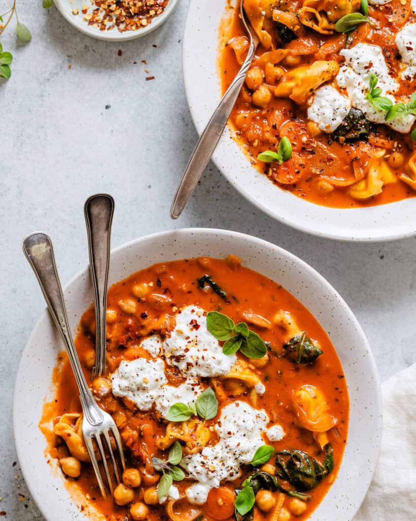 tortellini suppe med fennikel og gulerod