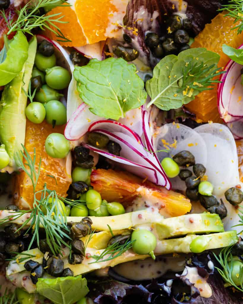 grøn salat med ærter og radiser