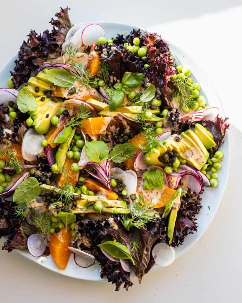 grøn salat med ærter og tahin vinaigrette