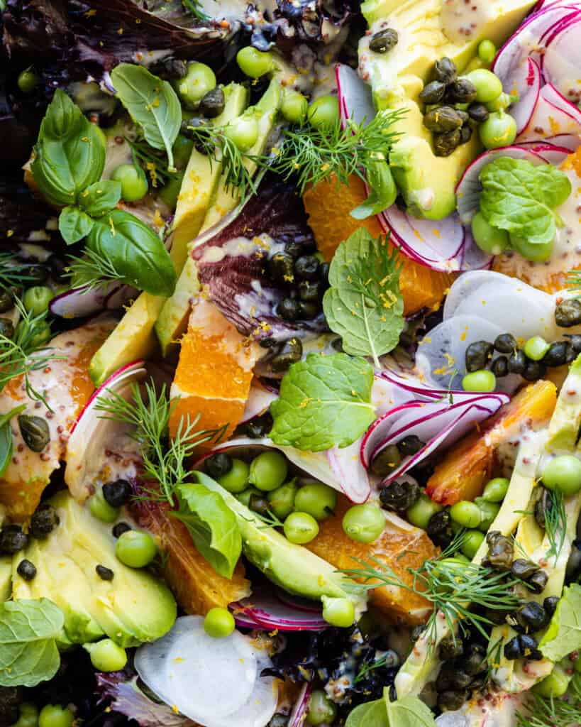 grøn salat med ærter og avocado