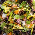 Grøn salat med ærter, radiser og tahin vinaigrette 1