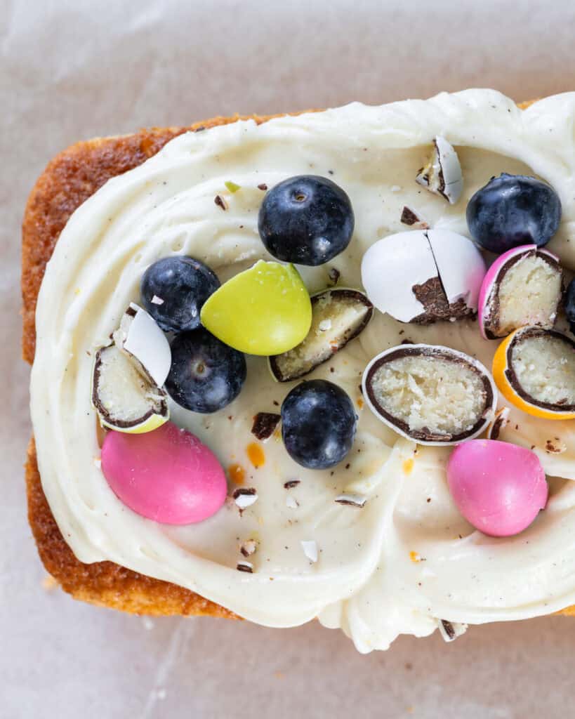 påskekage med citron og creem cheese frosting og påskeæg