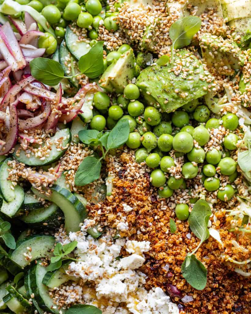spidskålssalat med feta og crispy quinoa