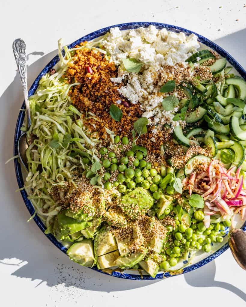 mættende spidskålssalat med feta og crispy quinoa