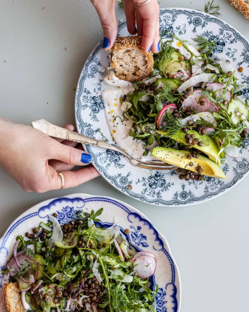 linsesalat med hvidløgsdressing og sprøde grøntsager