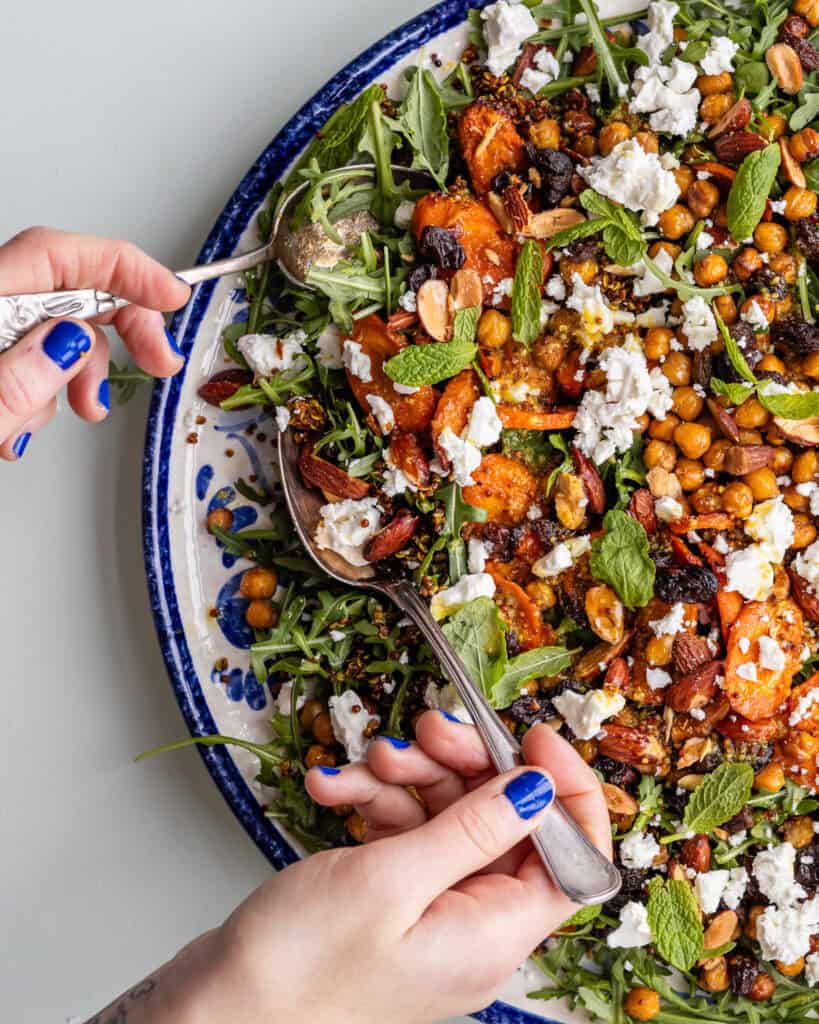 marokkansk salat med quinoa og bagte gulerødder