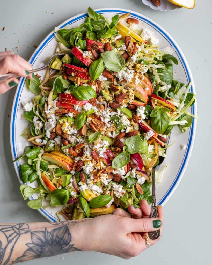 spidskålssalat med æbler og appelsin dressing