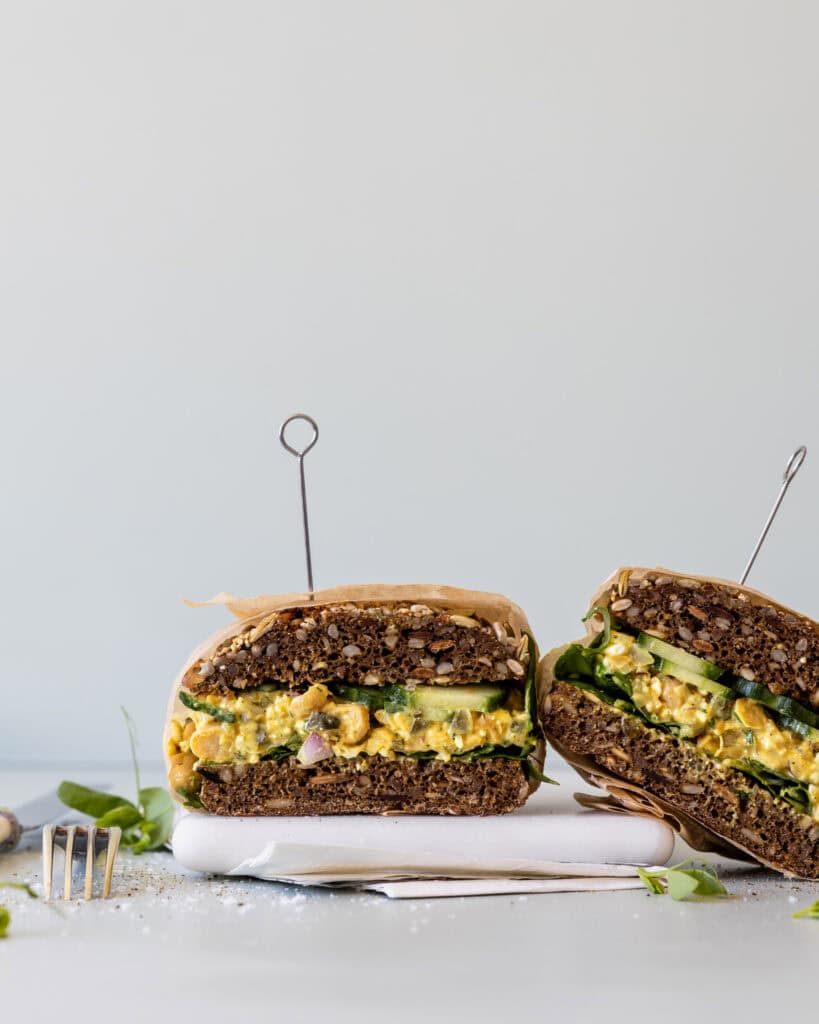 vegetarisk tunsalat med kikærter som sandwich