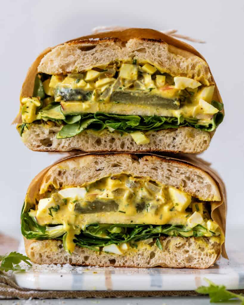 vegetarisk æggesalat sandwich