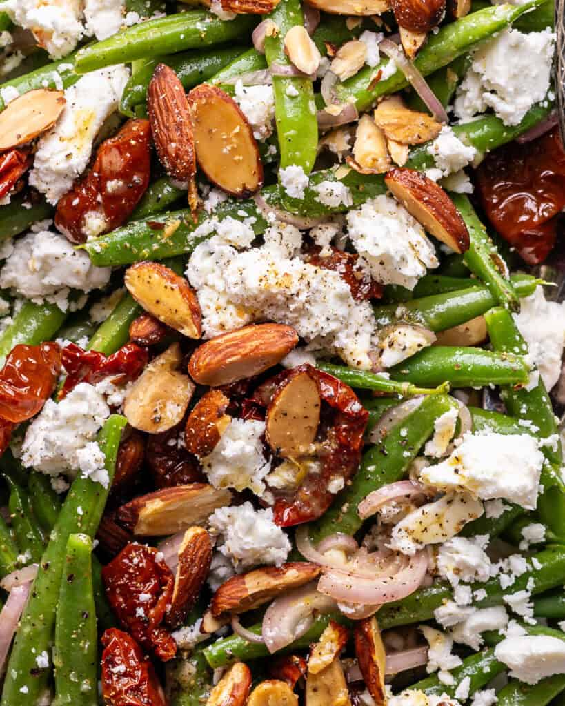 close up bønnesalat med feta