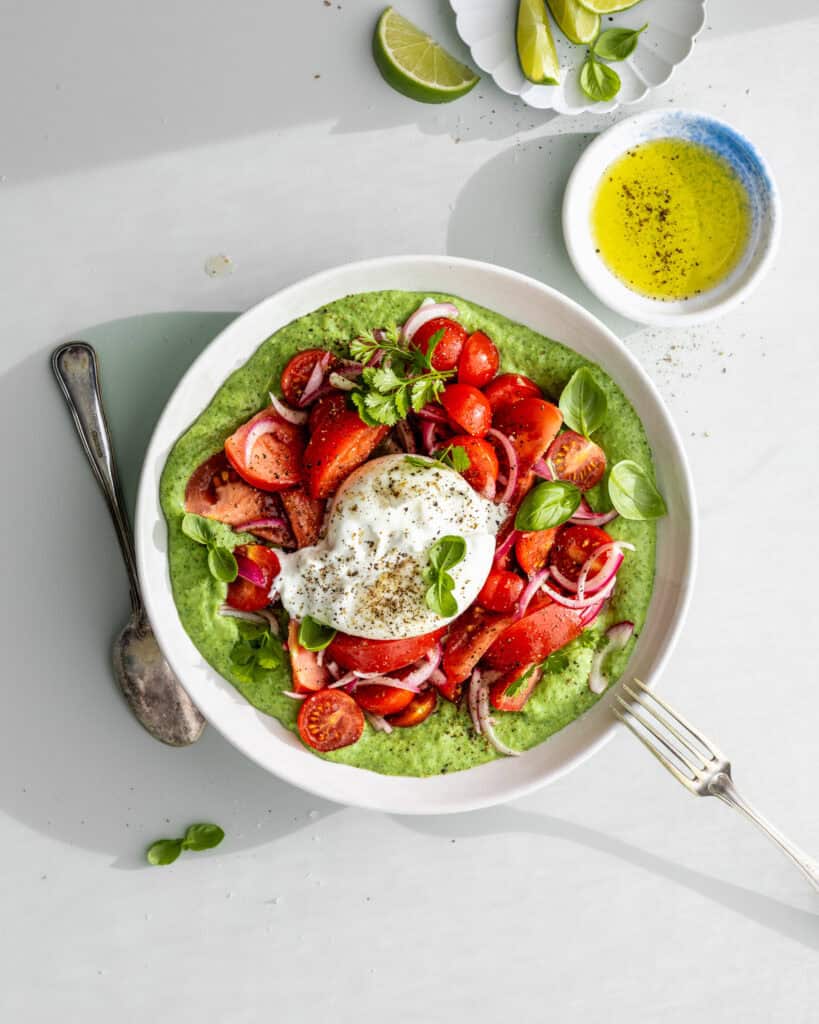 burrata salat med tomat og grøn urtesauce