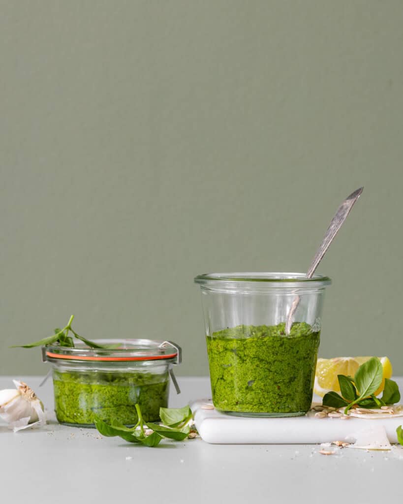 grøn pesto med basilikum