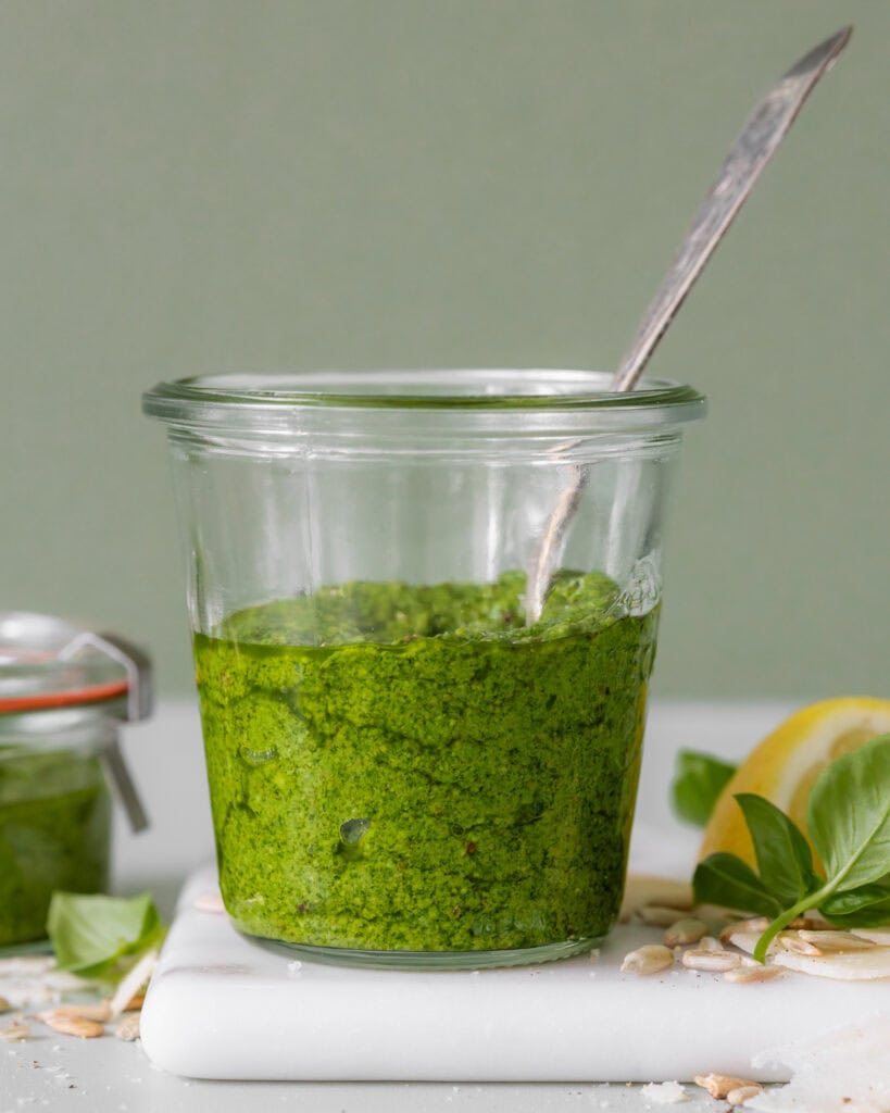 grøn pesto med basilikum og solsikkekerner