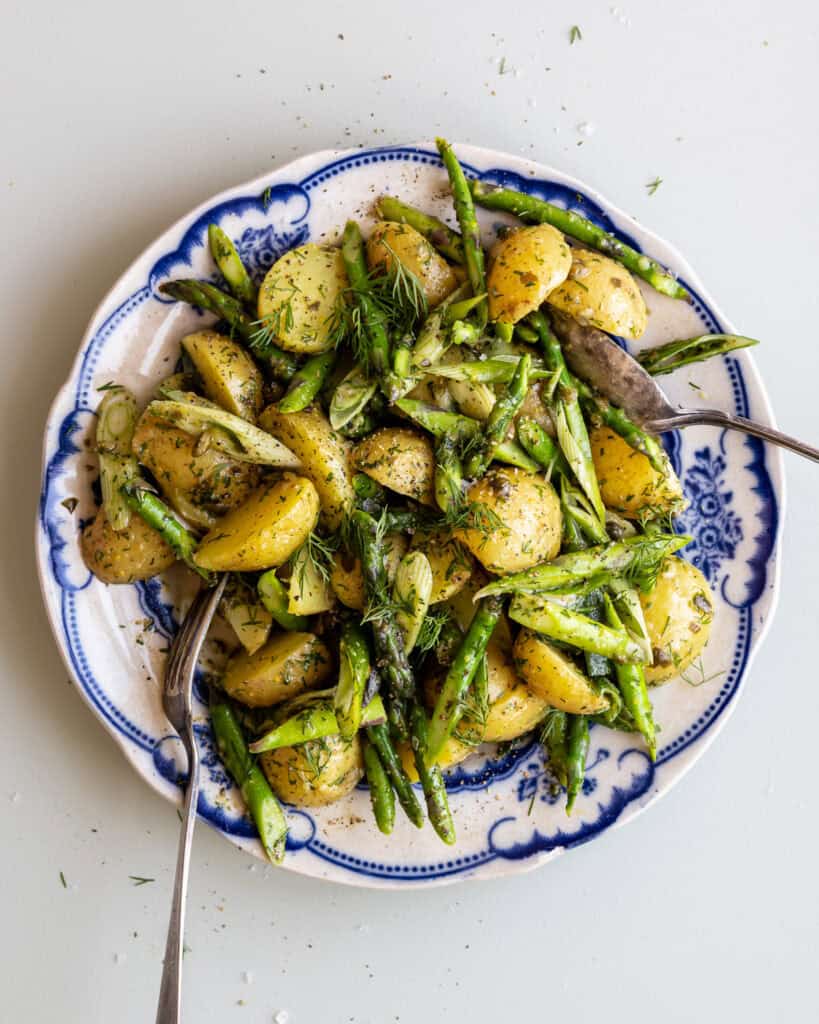 kartoffelsalat med asparges og forårsløg