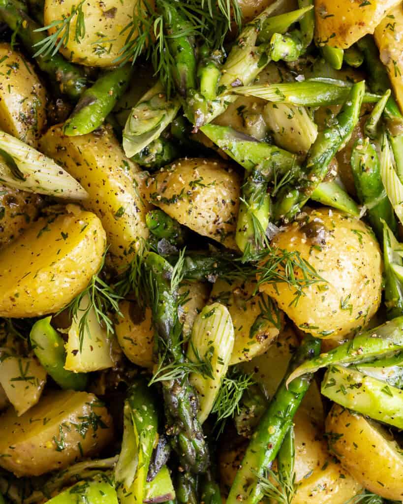 close up kartoffelsalat med asparges