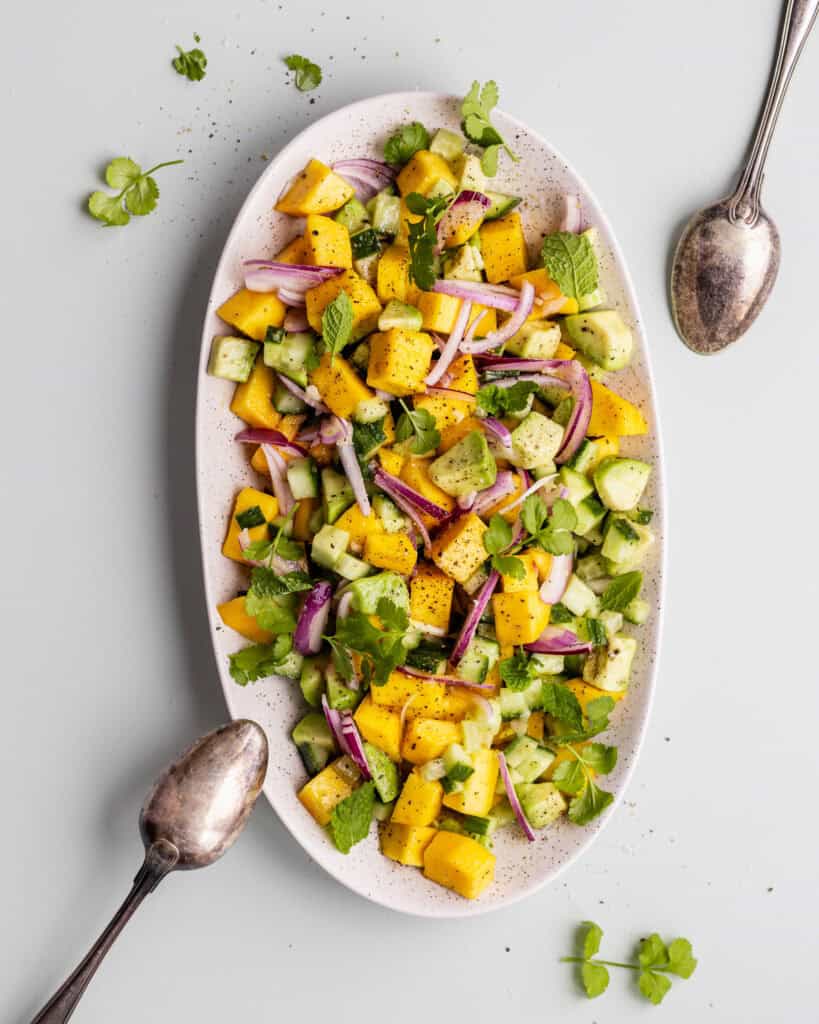 mangosalat med rødløg og avocado