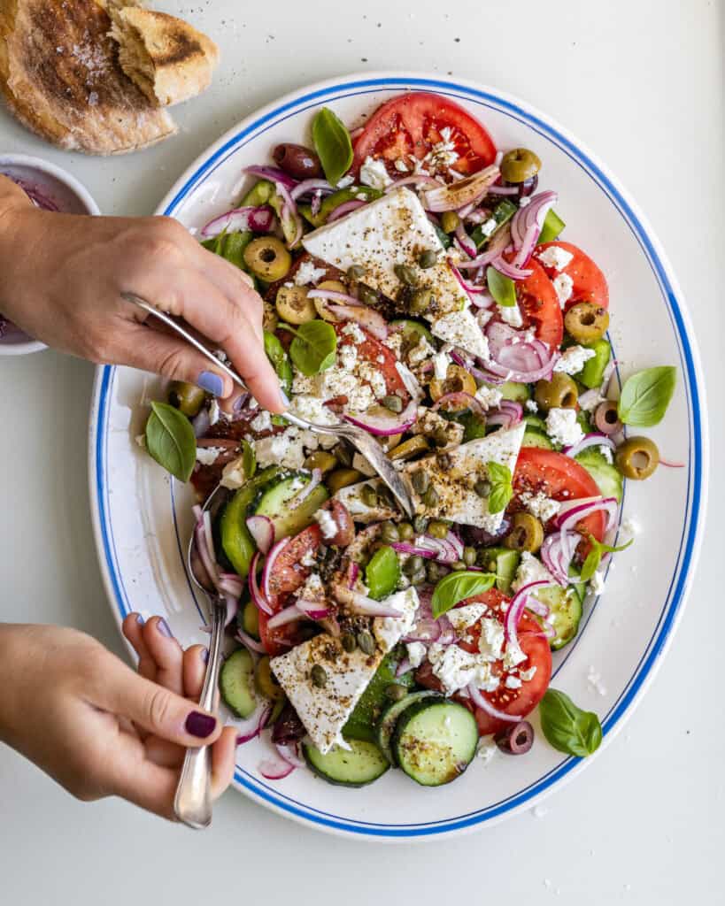 græsk salat med oliven og feta