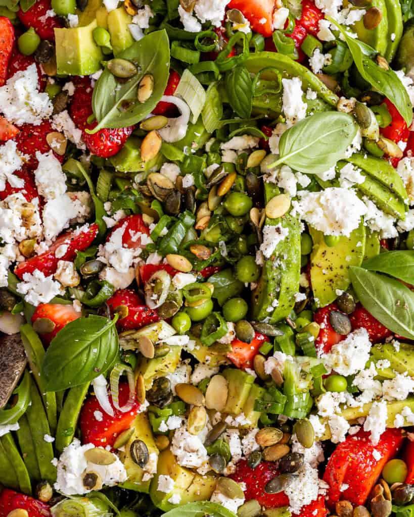 close up jordbærsalat med avocado