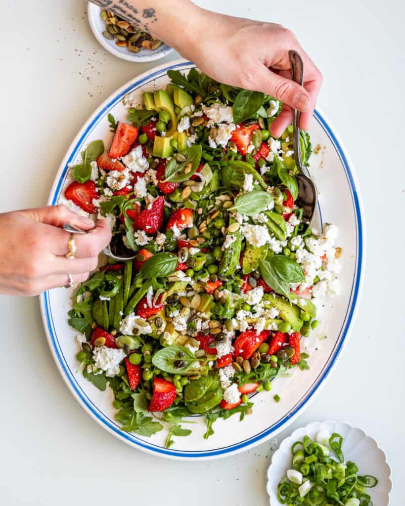 jordbærsalat med avocado og ærter