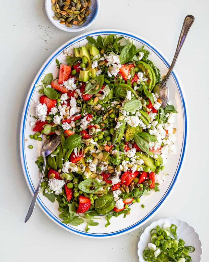 frisk jordbærsalat med avocado
