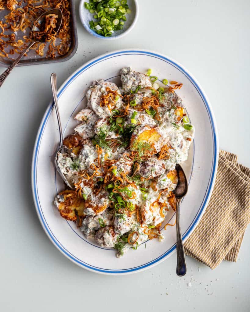 crispy kartoffelsalat med sprøde løg