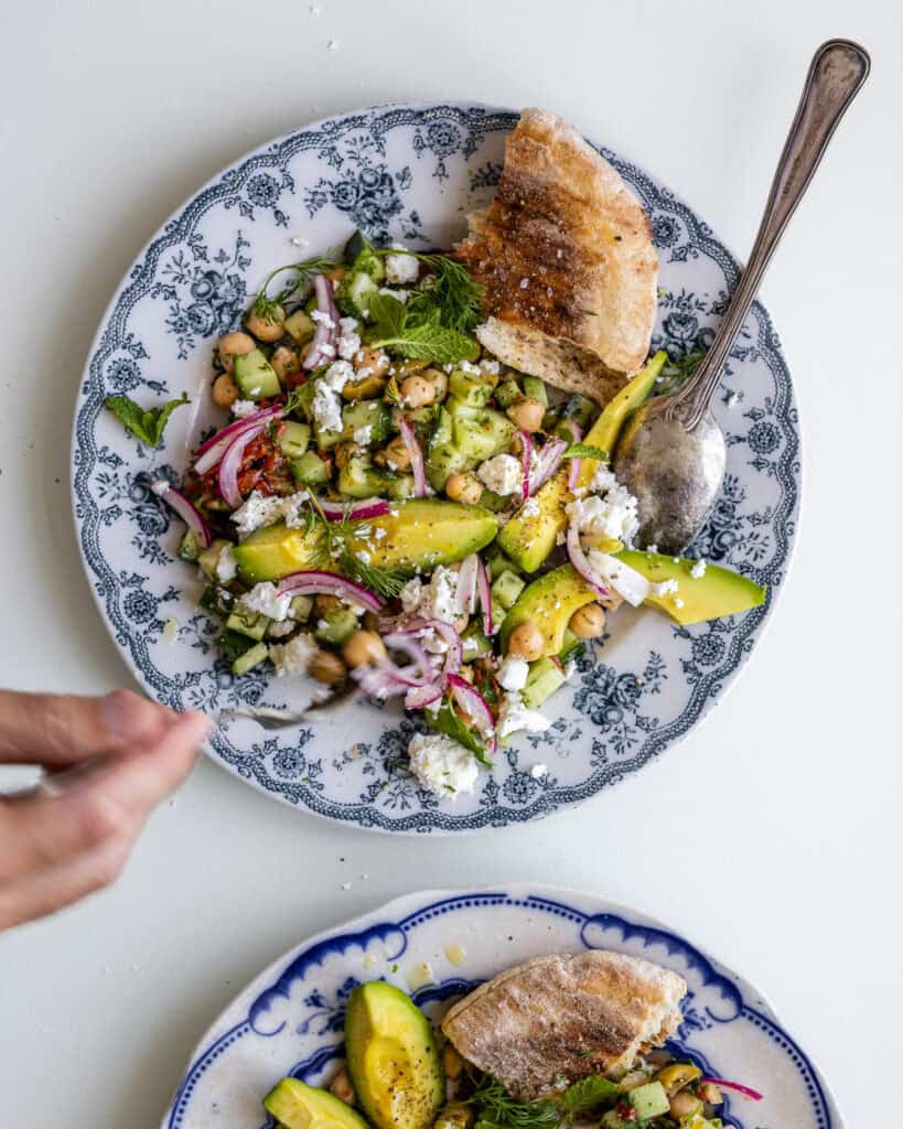 servering af kikærtesalat