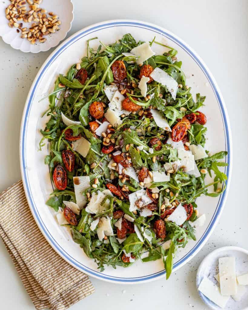 rucolasalat med bagte tomater og parmesan