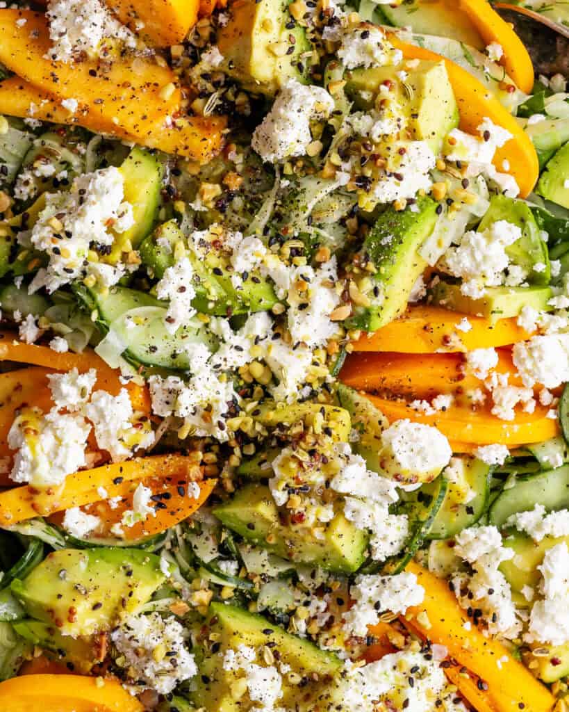 close up spinatsalat med feta