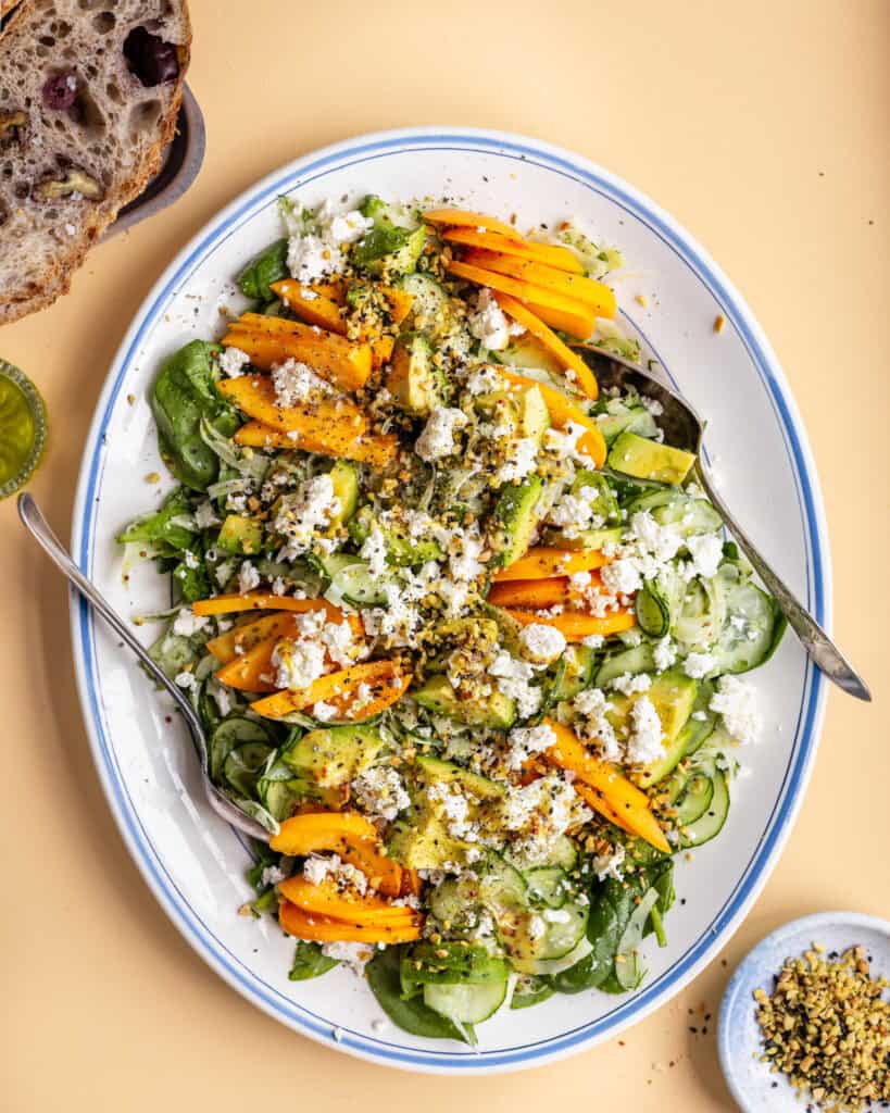 spinatsalat med feta, avocado og fennikel
