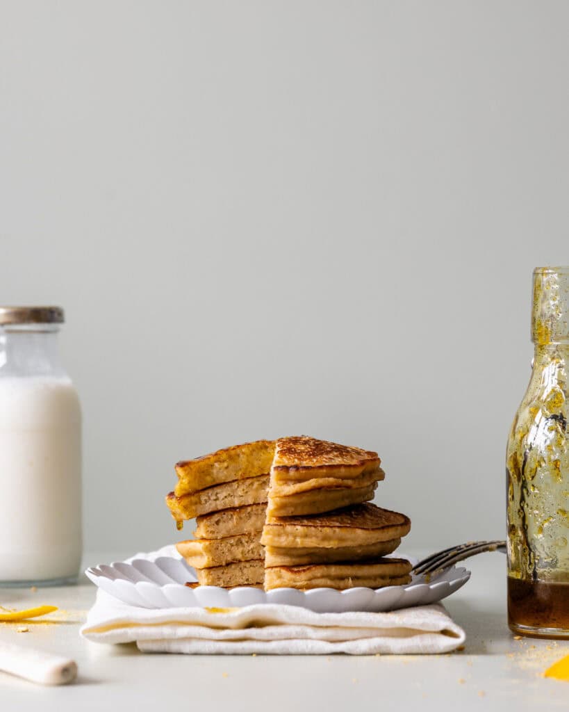 tykke pandekager med yoghurt og appelsin