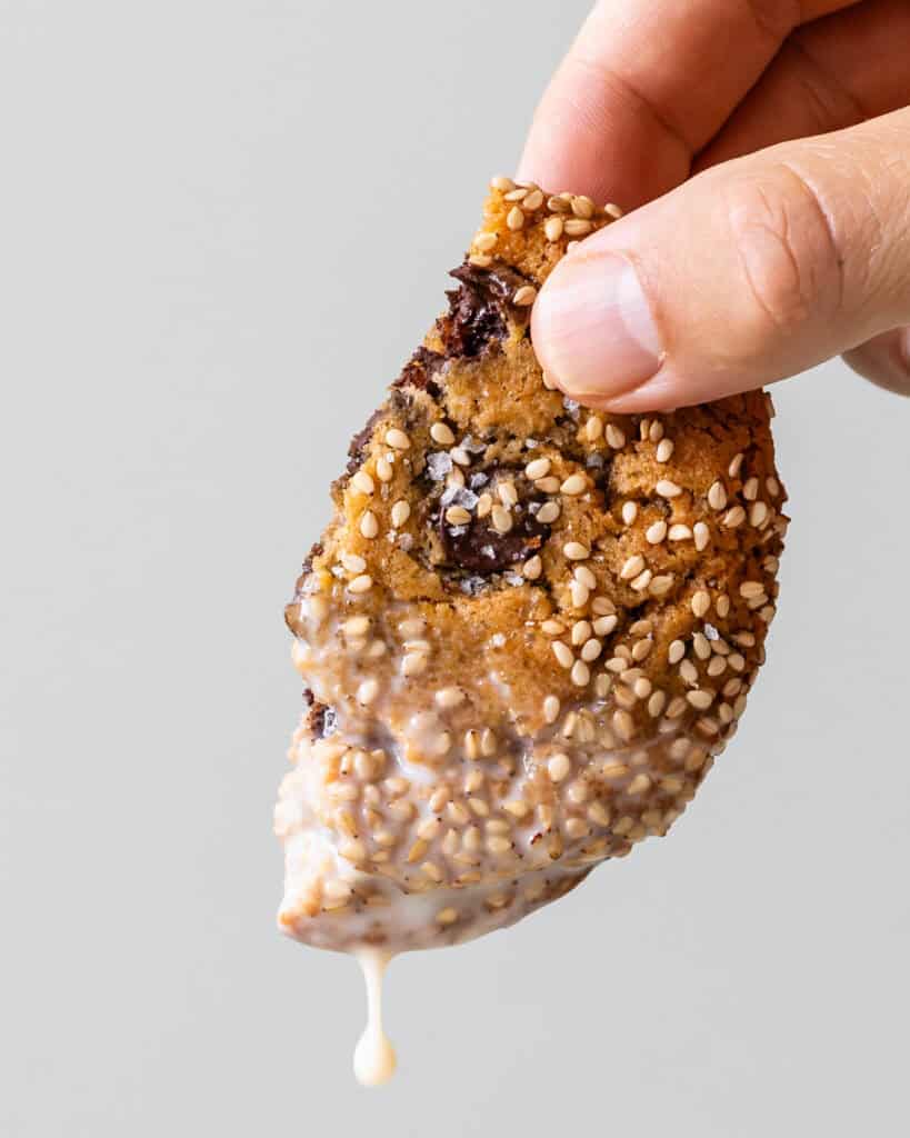 miso cookies dyppes i mælk close up