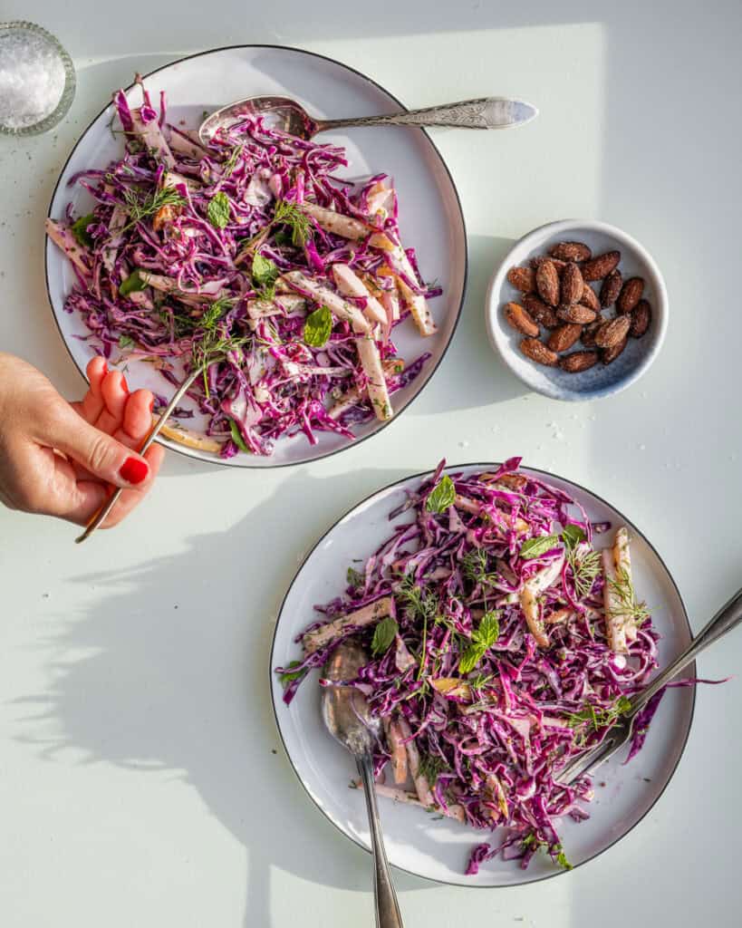 spidskålssalat med æble og hvid dressing